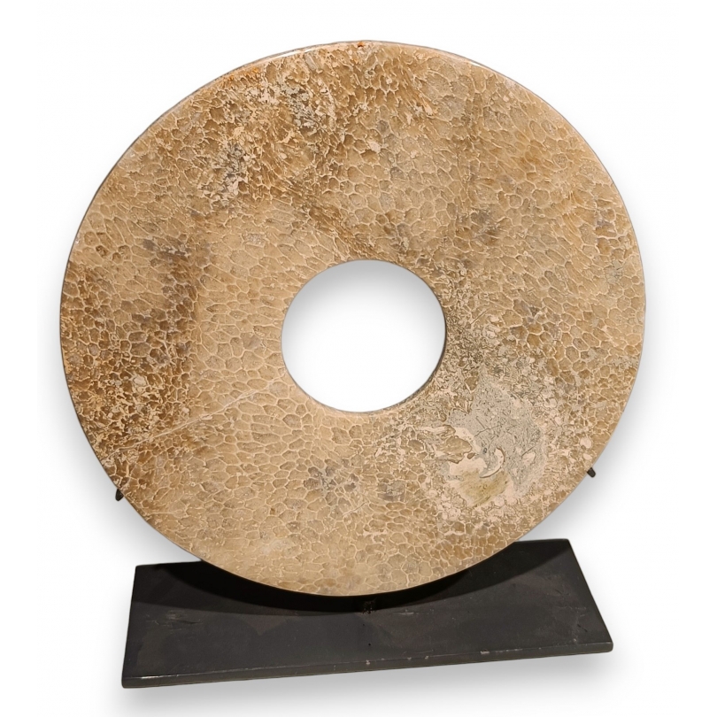Disque en marbre beige avec support en fer