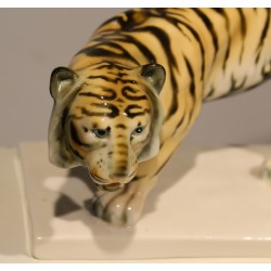Tigre en porcelaine signé GvDÖRING