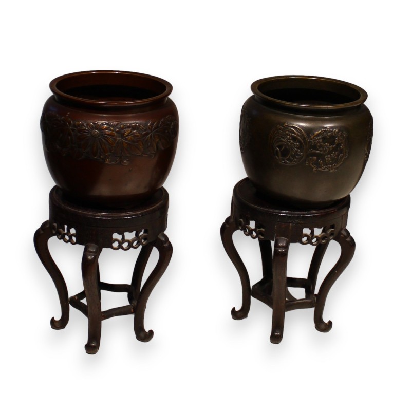 Deux vases similaires en bronze avec socle en bois