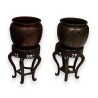 Deux vases similaires en bronze avec socle en bois