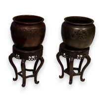 Deux vases similaires en bronze avec socle en bois