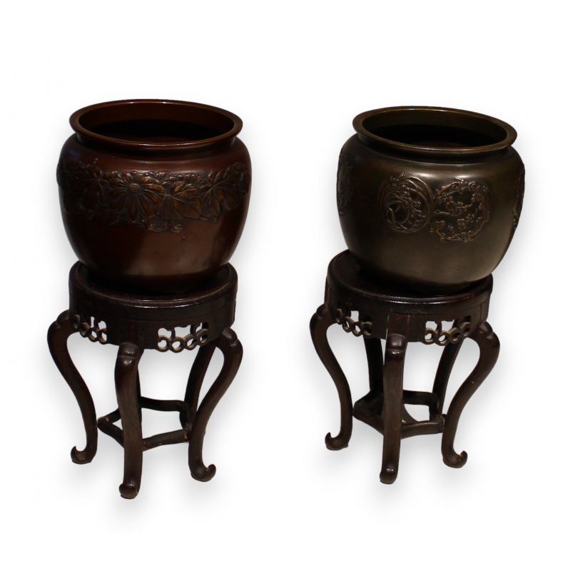 Deux vases similaires en bronze avec socle en bois