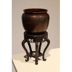 Deux vases similaires en bronze avec socle en bois