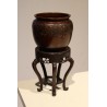 Deux vases similaires en bronze avec socle en bois