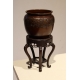 Deux vases similaires en bronze avec socle en bois