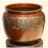 Deux vases similaires en bronze avec socle en bois