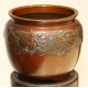 Deux vases similaires en bronze avec socle en bois