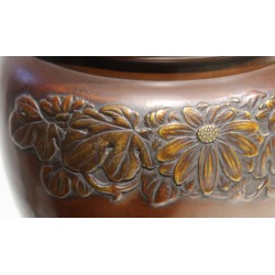 Deux vases similaires en bronze avec socle en bois