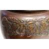 Deux vases similaires en bronze avec socle en bois