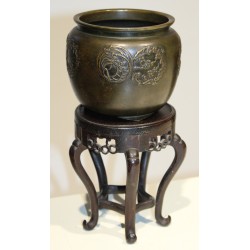 Deux vases similaires en bronze avec socle en bois