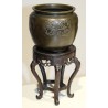 Deux vases similaires en bronze avec socle en bois