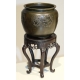 Deux vases similaires en bronze avec socle en bois