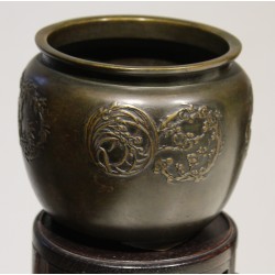 Deux vases similaires en bronze avec socle en bois