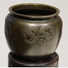 Deux vases similaires en bronze avec socle en bois