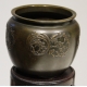 Deux vases similaires en bronze avec socle en bois