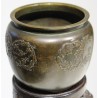 Deux vases similaires en bronze avec socle en bois
