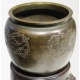 Deux vases similaires en bronze avec socle en bois