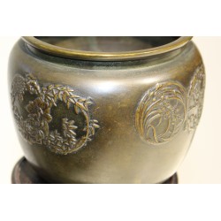 Deux vases similaires en bronze avec socle en bois