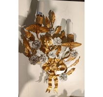 Paire d'appliques en fer doré et fleurs