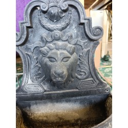  Fontaine murale "Lion" en fonte noire sur  Moinat SA  - Antiquités décoration