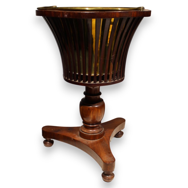 Round Georgian planter made of brass and mahogany