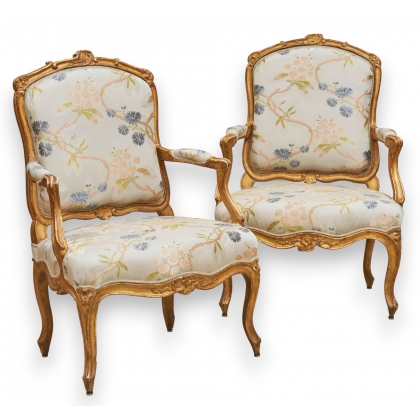 Paire de fauteuils Louis XV à la reine