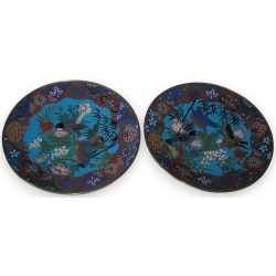 Paire de plats cloisonnés.