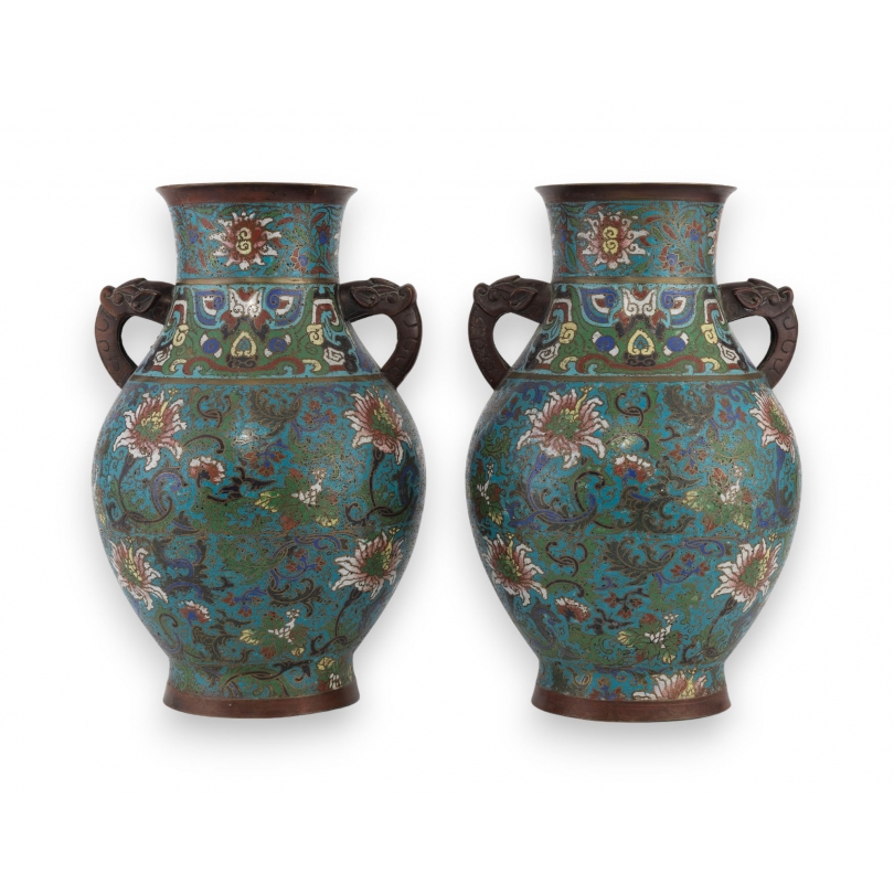 Paire de vases cloisonné à anses éléphant