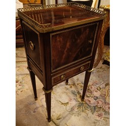 Table de chevet de style Louis XVI par DURAND