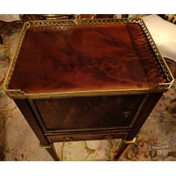 Table de chevet de style Louis XVI par DURAND