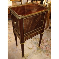 Table de chevet de style Louis XVI par DURAND
