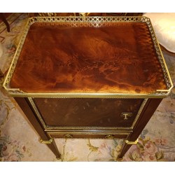 Table de chevet de style Louis XVI par DURAND