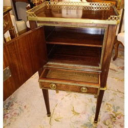 Table de chevet de style Louis XVI par DURAND