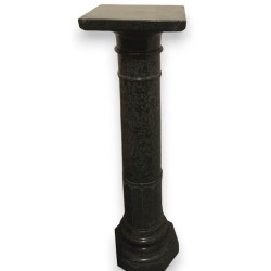 Colonne formant sellette en marbre vert