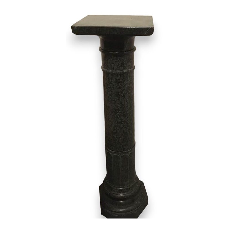 Colonne formant sellette en marbre vert
