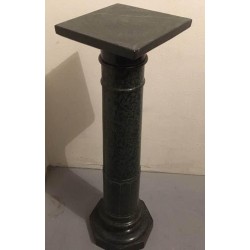 Colonne formant sellette en marbre vert