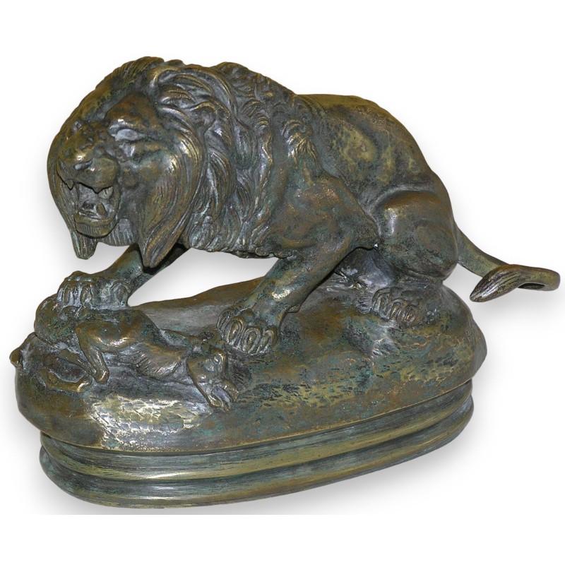 Bronze \"Lion assis et biche\" signé BARYE
