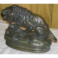Bronze \"Lion assis et biche\" signé BARYE