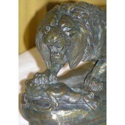 Bronze \"Lion assis et biche\" signé BARYE