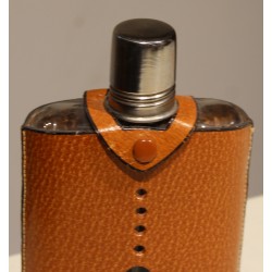 Flasque en verre avec fourreau en cuir