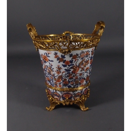Cache pot Imari en porcelaine et bronze