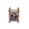 Cache pot carré Imari en porcelaine et bronze