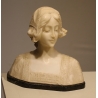 Buste de femme en marbre blanc signé A. CIPRIANI