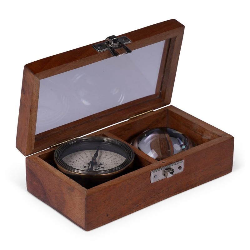 Set containing a compass and a magnifying glass