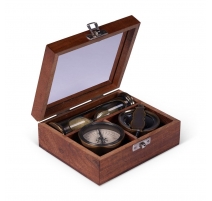 Coffret avec sablier, boussole et loupe