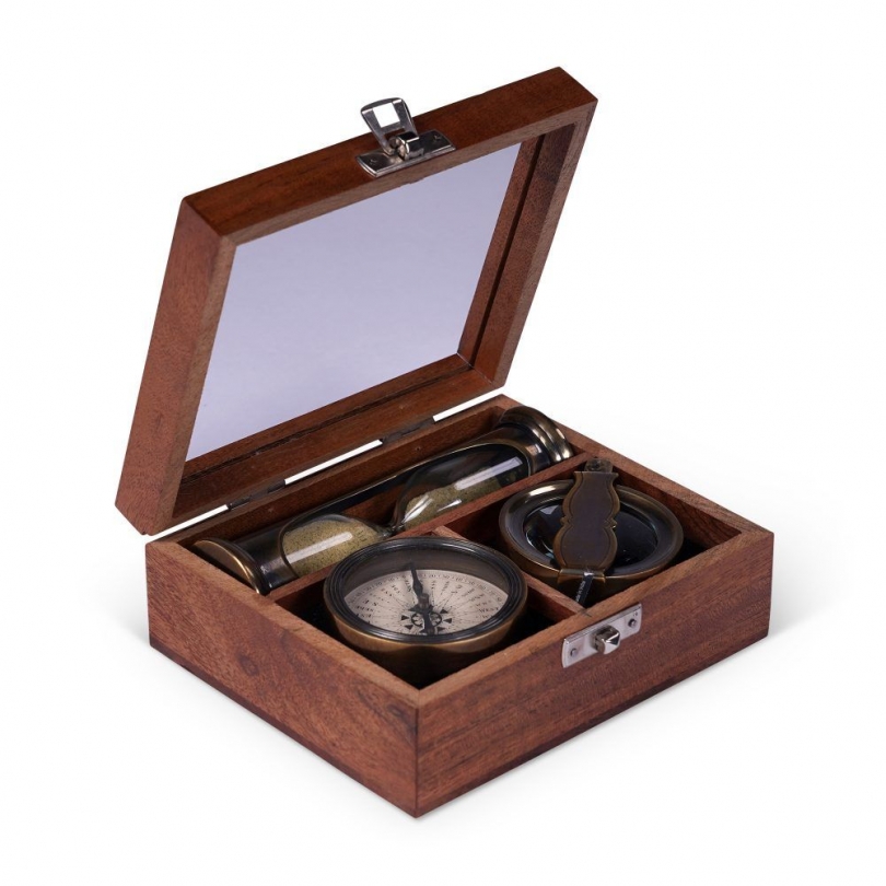 Coffret avec sablier, boussole et loupe
