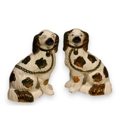 Paire d\'épagneuls en céramique de Staffordshire