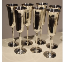 Suite de 7 flutes à champagne en métal argenté