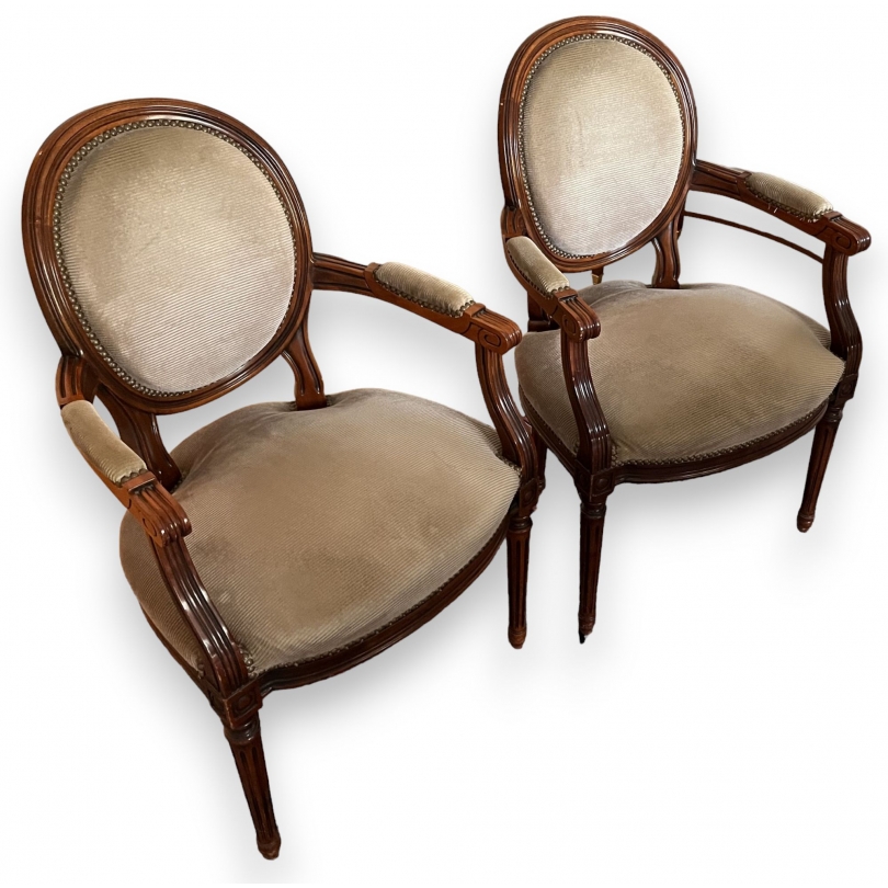 Paire de fauteuils style Louis XVI à médaillon