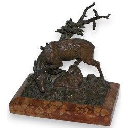 Bronze \"Biche et son faon\".